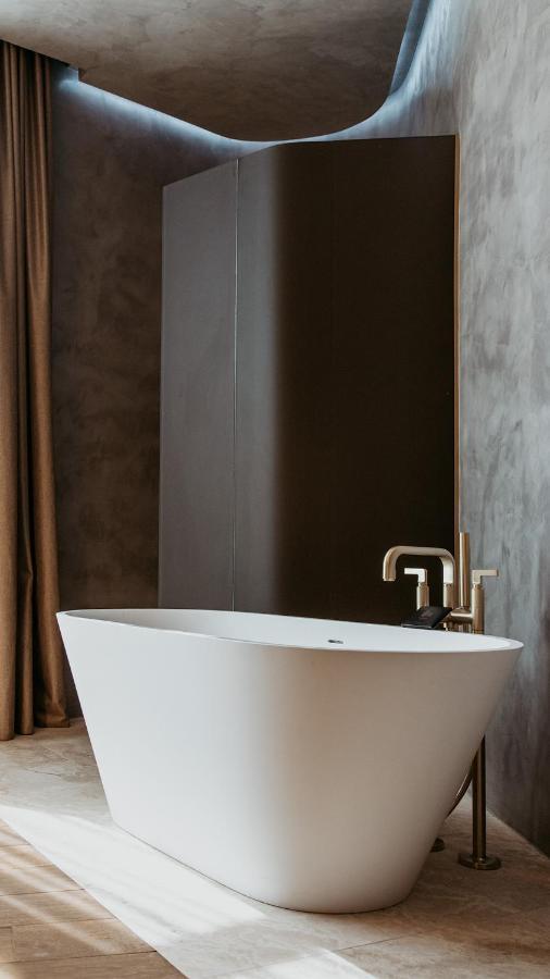 The Veil Hotel أستانا المظهر الخارجي الصورة A modern freestanding bathtub